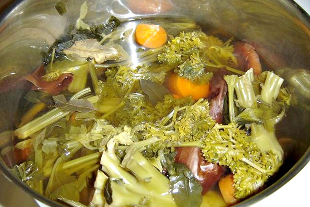 make your own vegetable stock for free from scraps