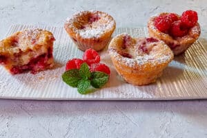 berry sour cream cakes