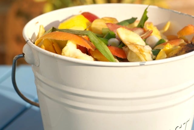 How to Make a Cheap and Easy Compost Bin for Small Spaces