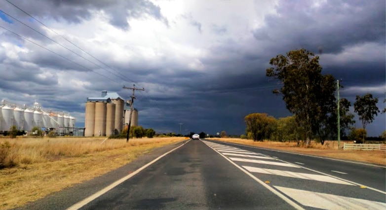 budget holiday in australia - rural road trip