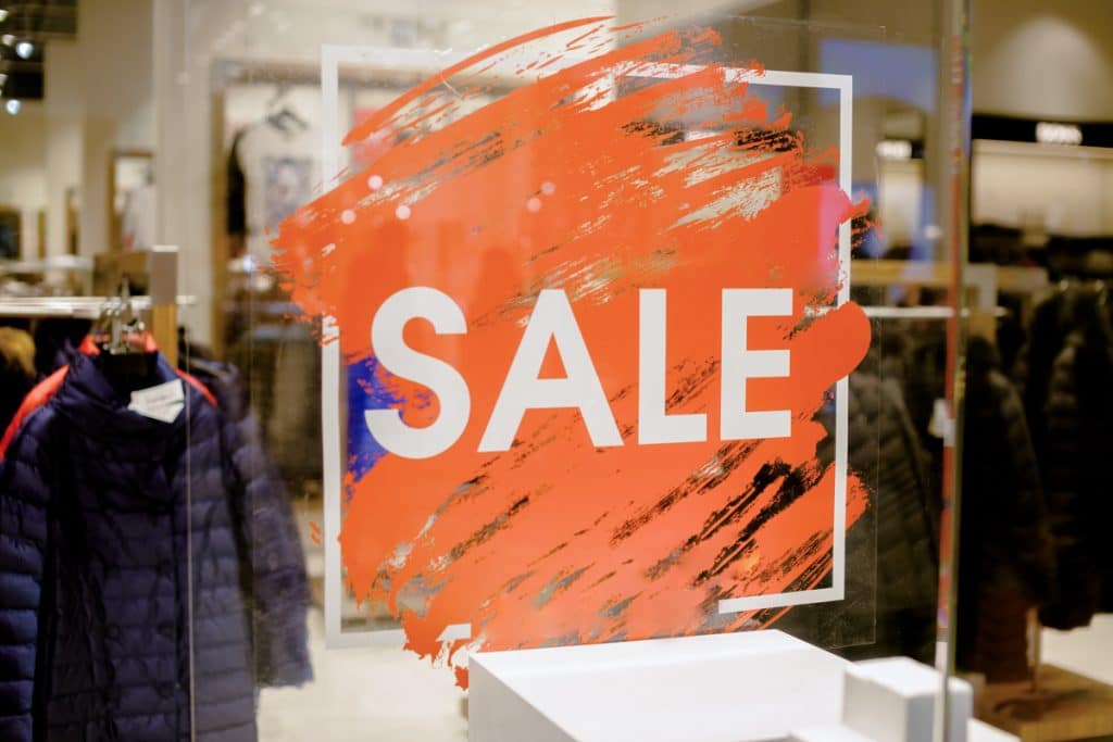 sale sign in shop window (shopping tips)