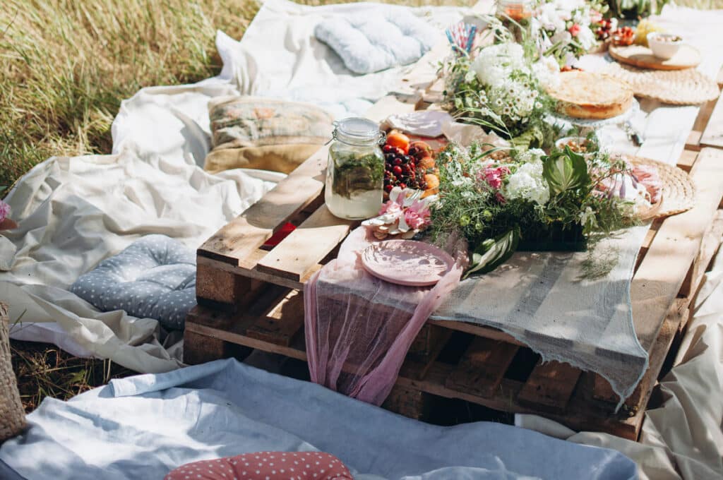 bougie picnic on old pallet 